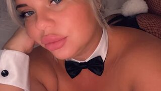 Blonde baddie